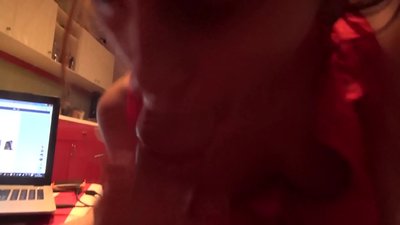 Une écolière suce la bite de son frère quand il n'y a personne à la maison.